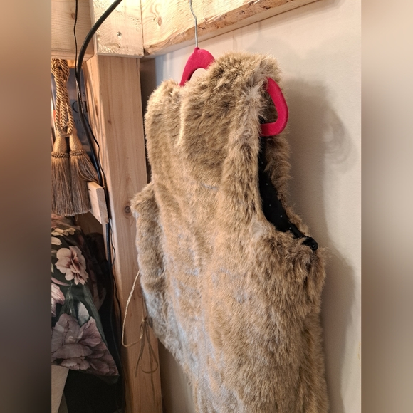 Cute faux fur vest, OshKosh, size 12 - Picture 5 of 11
